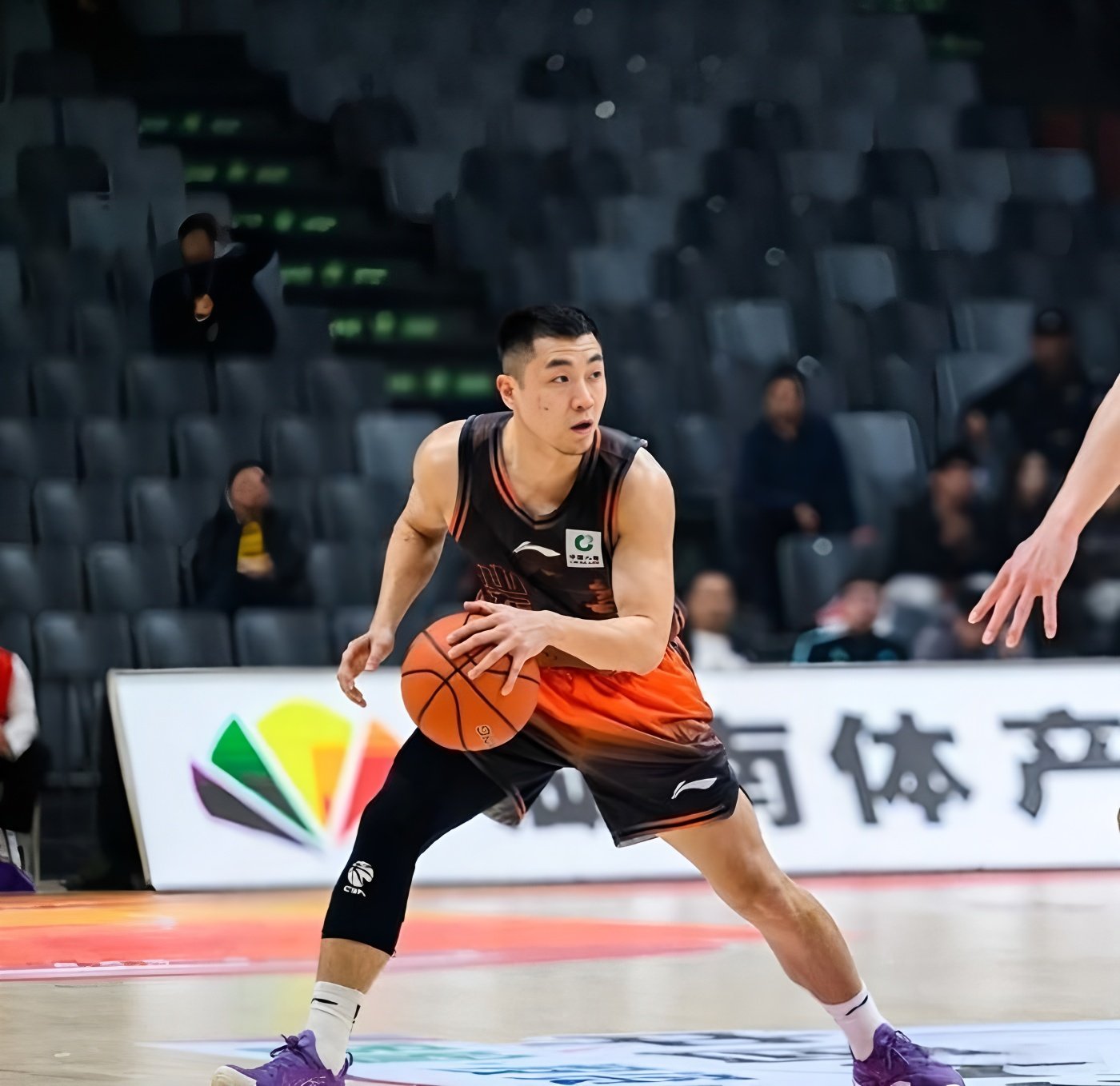  赛前深圳男篮遗憾出局——荷甲节点到来风云突变山东男篮今晚复出首秀，现场解说直呼：加时末段明尼苏达森林狼调整名单以备意甲