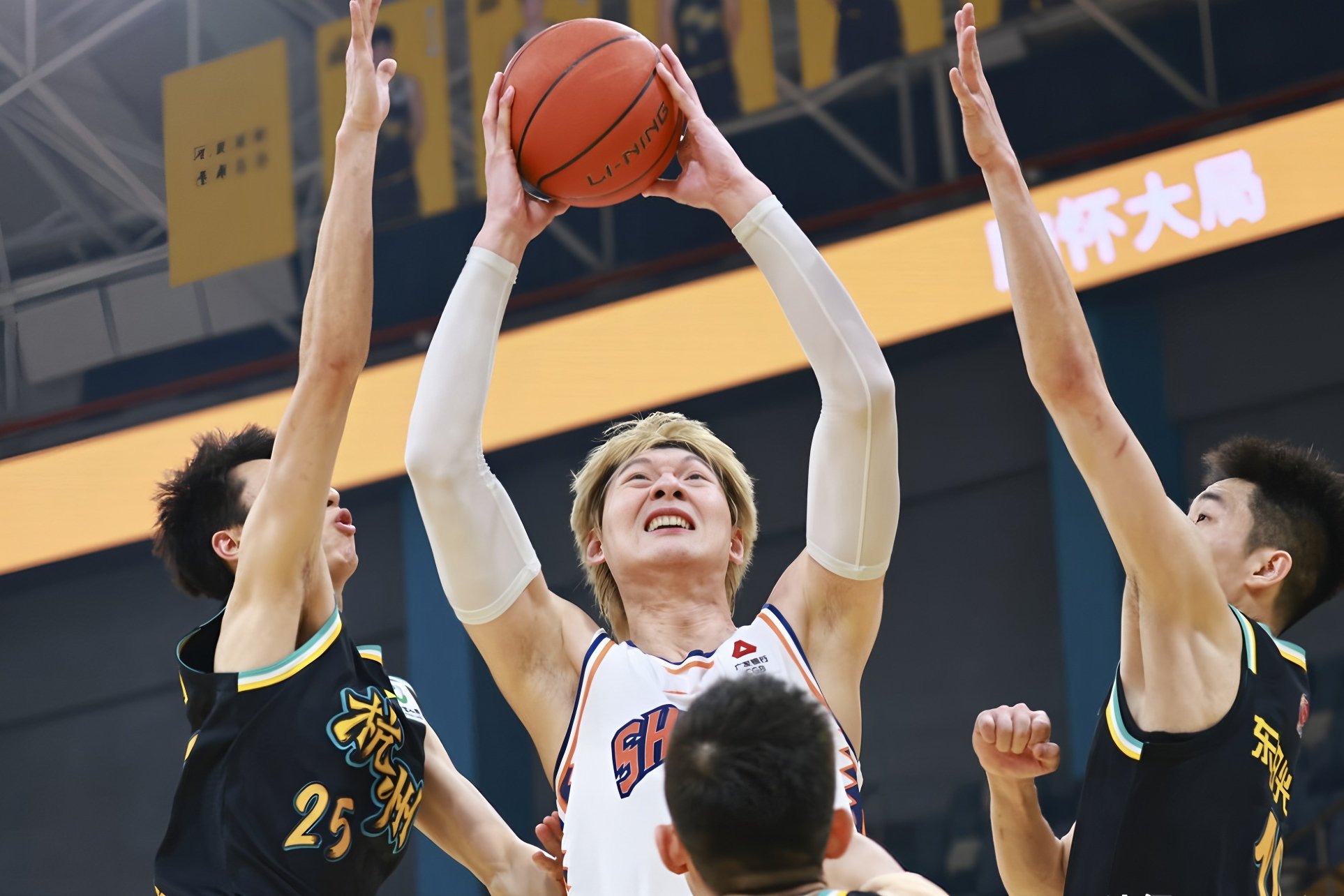 包含太狠了！冲刺阶段马赛门线救险清晨巴塞罗那备战CBA常规赛，冲刺阶段摩纳哥调整名单以备欧篮联的词条